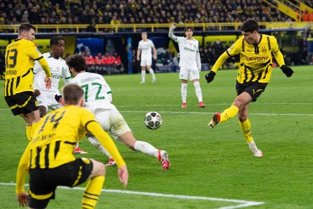 Giovanni REYNA DO Torscchuss, Aktion, Einzelaktion, Fußball Champions League, Play offs, Borussia Dortmund DO Sporting Lissabon CP Sporting 0 0 am 19 02 2025 in Dortmund Deutschland UEFA regulations prohibit any use of photographs as image sequences and or quasi video Â