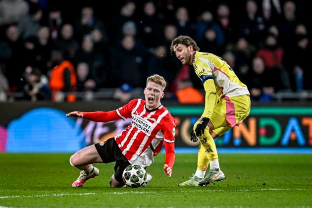 PSV midfielder Jerdy Schouten, Juventus midfielder Manuel Locatelli, during the match PSV Juventus at the Philips stadium for the UEFA Champions League Knockout phase play offs 2nd leg season 2024 2025 in EINDHOVEN, Netherlands on 19 february 2025, photo by Stefan Koops EYE4images DeFodi Images Defodi-746