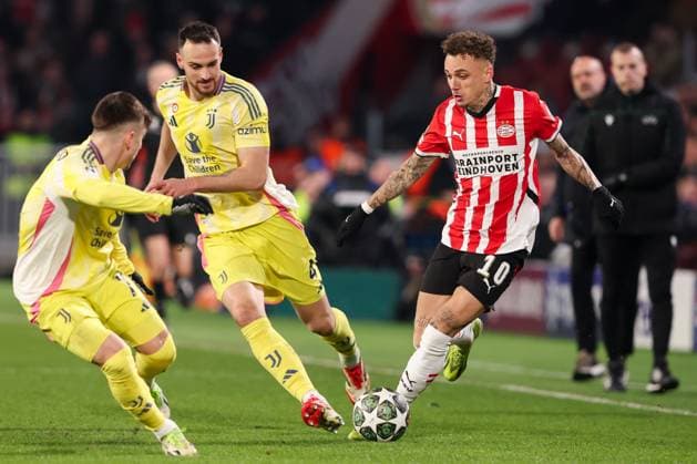 2025-02-19 PSV v Juventus - UEFA Champions League 2024 25 League Knockout Play-off Second Leg EINDHOVEN, NETHERLANDS - FEBRUARY 19: Noa Lang of PSV is challenged by Francisco Conceicao of Juventus, Federico Gatti of Juventus during the UEFA Champions League 2024 25 League Knockout Play-off Second Leg match between PSV and Juventus at Philips Stadion on February 19, 2025 in Eindhoven, Netherlands. Eindhoven Philips Stadion Netherlands Content not available for redistribution in The Netherlands directly or indirectly through any third parties. Copyright: xHansxvanxderxValkx