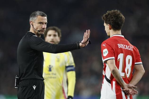EINDHOVEN - (l-r) referee Slavko VinÄÂiÄÂ‡, Olivier Boscagli of PSV Eindhoven during the UEFA Champions league Playoff match between PSV Eindhoven and Juventus FC at Phillips stadium on Feb. 19, 2025 in Eindhoven, Netherlands. ANP KOEN VAN WEEL UEFA Champions League 2024 25 League Knockout Play-off Second Leg 2024 25 xVIxANPxSportx xxANPxIVx 520388186 originalFilename: 520388186.jpg