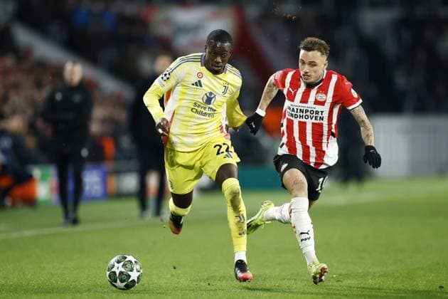 EINDHOVEN - (l-r) Timothy Weah of Juventus FC, Noa Lang of PSV Eindhoven during the UEFA Champions league playoff match between PSV Eindhoven and Juventus FC at Phillips Stadium on Feb. 19, 2025 in Eindhoven, Netherlands. ANP KOEN VAN WEEL UEFA Champions League 2024 25 League Knockout Play-off Second Leg 2024 25 xVIxANPxSportx xxANPxIVx 520388189 originalFilename: 520388189.jpg