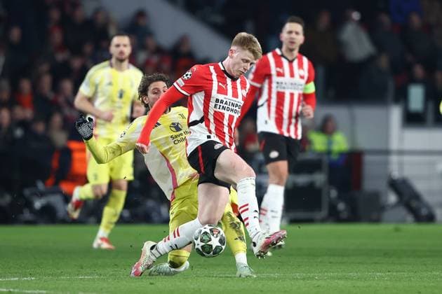 EINDHOVEN, 19-02-2025, Philips Stadium, UEFA Champions League season 2024 25, match between PSV and Juventus, Juventus player Manuel Locatelli, PSV player Jerdy Schouten PSV - Juventus  x27943334x Copyright: