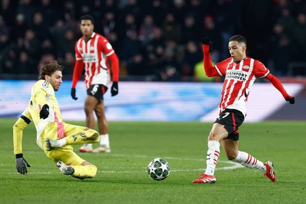 EINDHOVEN, 19-02-2025, Philips Stadium, UEFA Champions League season 2024 25, match between PSV and Juventus, Juventus player Manuel Locatelli, PSV player Mauro Junior PSV - Juventus  x27943394x Copyright: