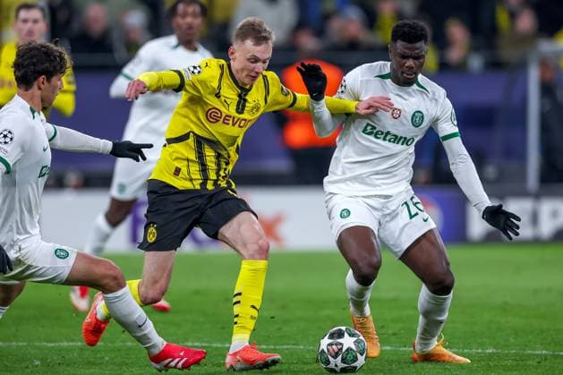 19 02 2025, Football, UEFA Champions League, Borussia Dortmund Sporting Lisbon, Signal Iduna Park, Knockout phase play offs, Season 2024 2025 Eduardo Quaresma Sporting 72 and Ousmane Diomande Sporting 26 in a duel against Maximilian Beier BVB 14 North Rhine-Westphalia Germany