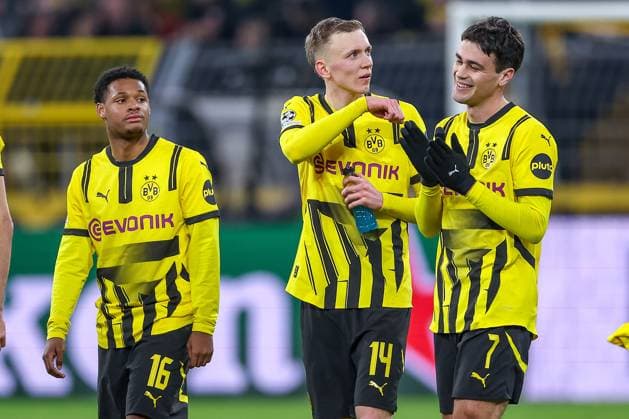 19 02 2025, Football, UEFA Champions League, Borussia Dortmund Sporting Lisbon, Signal Iduna Park, Knockout phase play offs, Season 2024 2025 Julien Duranville BVB 16 , Maximilian Beier BVB 14 , Giovanni Reyna BVB 7 North Rhine-Westphalia Germany