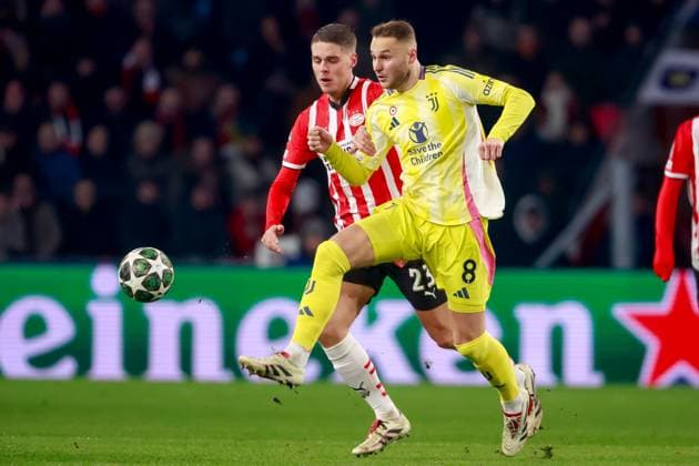 2025-02-19 PSV v Juventus - UEFA Champions League 2024 25 League Knockout Play-off Second Leg EINDHOVEN, NETHERLANDS - FEBRUARY 19: Teun Koopmeiners of Juventus is challenged by Joey Veerman of PSV during the UEFA Champions League 2024 25 League Knockout Play-off Second Leg match between PSV and Juventus at Philips Stadion on February 19, 2025 in Eindhoven, Netherlands. Eindhoven Philips Stadion Netherlands Content not available for redistribution in The Netherlands directly or indirectly through any third parties. Copyright: xBroerxvanxdenxBoomx