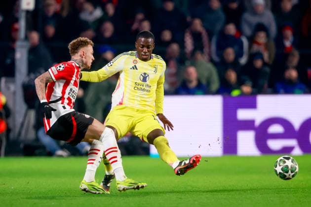 2025-02-19 PSV v Juventus - UEFA Champions League 2024 25 League Knockout Play-off Second Leg EINDHOVEN, NETHERLANDS - FEBRUARY 19: Noa Lang of PSV is challenged by Timothy Weah of Juventus during the UEFA Champions League 2024 25 League Knockout Play-off Second Leg match between PSV and Juventus at Philips Stadion on February 19, 2025 in Eindhoven, Netherlands. Eindhoven Philips Stadion Netherlands Content not available for redistribution in The Netherlands directly or indirectly through any third parties. Copyright: xBroerxvanxdenxBoomx