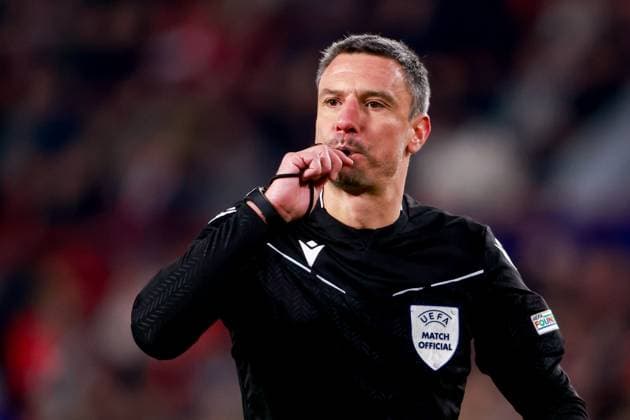 2025-02-19 PSV v Juventus - UEFA Champions League 2024 25 League Knockout Play-off Second Leg EINDHOVEN, NETHERLANDS - FEBRUARY 19: referee Slavko Vincic reacts during the UEFA Champions League 2024 25 League Knockout Play-off Second Leg match between PSV and Juventus at Philips Stadion on February 19, 2025 in Eindhoven, Netherlands. Eindhoven Philips Stadion Netherlands Content not available for redistribution in The Netherlands directly or indirectly through any third parties. Copyright: xBroerxvanxdenxBoomx