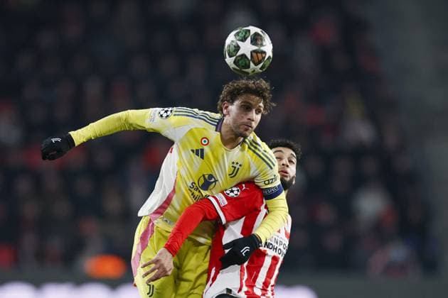 EINDHOVEN - (l-r) Manuel Locatelli of Juventus FC, Ismael Saibari of PSV Eindhoven during the UEFA Champions league Playoff match between PSV Eindhoven and Juventus FC at Phillips stadium on Feb. 19, 2025 in Eindhoven, Netherlands. ANP KOEN VAN WEEL UEFA Champions League 2024 25 League Knockout Play-off Second Leg 2024 25 xVIxANPxSportx xxANPxIVx 520389144 originalFilename: 520389144.jpg