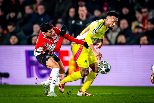 PSV Eindhoven midfielder Richard Ledezma, Juventus forwarder Nicolas Gonzalez during the match PSV Juventus at the Philips stadium for the UEFA Champions League Knockout phase play offs 2nd leg season 2024 2025 in EINDHOVEN, Netherlands on 19 february 2025, photo by Marcel van Dorst EYE4images DeFodi Images Defodi-746