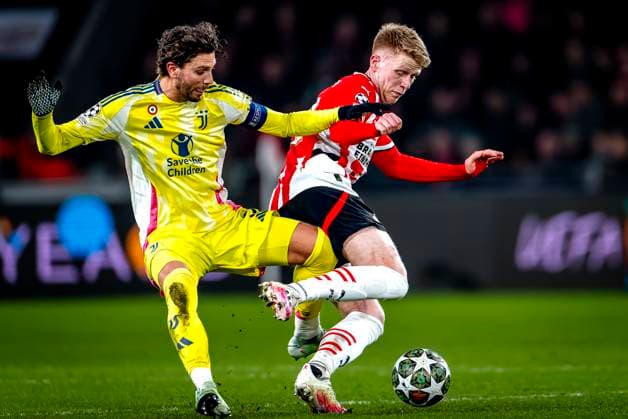 Juventus midfielder Manuel Locatelli, PSV Eindhoven midfielder Jerdy Schouten during the match PSV Juventus at the Philips stadium for the UEFA Champions League Knockout phase play offs 2nd leg season 2024 2025 in EINDHOVEN, Netherlands on 19 february 2025, photo by Marcel van Dorst EYE4images DeFodi Images Defodi-746