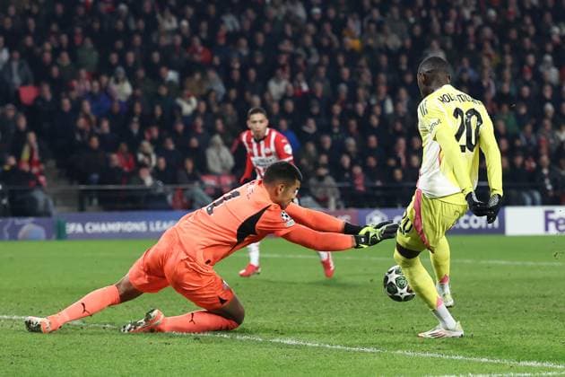 EINDHOVEN, 19-02-2025, Philips Stadium, UEFA Champions League season 2024 25, match between PSV and Juventus, PSV goalkeeper Walter Benitez, Juventus player Randal Kolo Muani PSV - Juventus  x27943418x Copyright: