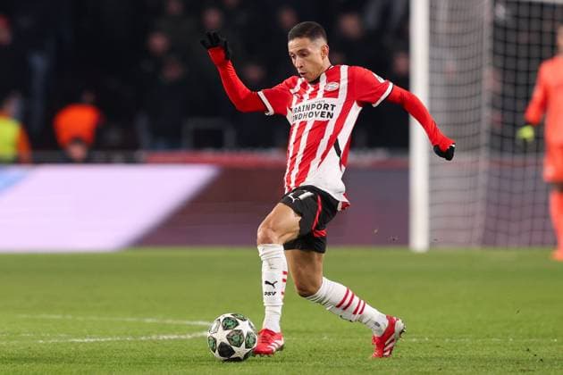 2025-02-19 PSV v Juventus - UEFA Champions League 2024 25 League Knockout Play-off Second Leg EINDHOVEN, NETHERLANDS - FEBRUARY 19: Mauro Junior of PSV shoots the ball during the UEFA Champions League 2024 25 League Knockout Play-off Second Leg match between PSV and Juventus at Philips Stadion on February 19, 2025 in Eindhoven, Netherlands. Eindhoven Philips Stadion Netherlands Content not available for redistribution in The Netherlands directly or indirectly through any third parties. Copyright: xHansxvanxderxValkx