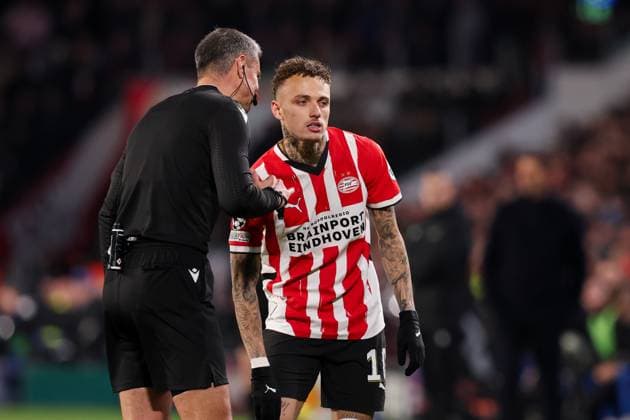 2025-02-19 PSV v Juventus - UEFA Champions League 2024 25 League Knockout Play-off Second Leg EINDHOVEN, NETHERLANDS - FEBRUARY 19: Referee Slavko Vincic in discussion with Noa Lang of PSV during the UEFA Champions League 2024 25 League Knockout Play-off Second Leg match between PSV and Juventus at Philips Stadion on February 19, 2025 in Eindhoven, Netherlands. Eindhoven Philips Stadion Netherlands Content not available for redistribution in The Netherlands directly or indirectly through any third parties. Copyright: xHansxvanxderxValkx