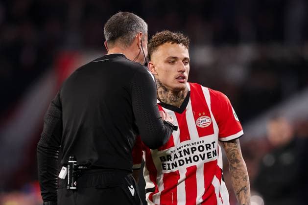 2025-02-19 PSV v Juventus - UEFA Champions League 2024 25 League Knockout Play-off Second Leg EINDHOVEN, NETHERLANDS - FEBRUARY 19: Referee Slavko Vincic in discussion with Noa Lang of PSV during the UEFA Champions League 2024 25 League Knockout Play-off Second Leg match between PSV and Juventus at Philips Stadion on February 19, 2025 in Eindhoven, Netherlands. Eindhoven Philips Stadion Netherlands Content not available for redistribution in The Netherlands directly or indirectly through any third parties. Copyright: xHansxvanxderxValkx
