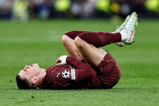 Phil Foden of Manchester City reacts to a challenge Real Madrid v Manchester City, UEFA Champions League, Knockout Round Play-offs, Second Leg, Football, Santiago BernaboÆ?Ã?Æ?o Ã? u, Madrid, Spain - 19 Feb 2025 EDITORIAL USE ONLY No use with unauthorised audio, video, data, fixture lists, club league logos or live services. Online in-match use limited to 120 images, no video emulation. No use in betting, games or single club league player publications. Copyright: xRubenxAlbarran Shutterstockx 15137179ba