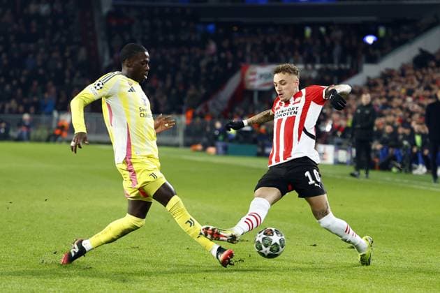 EINDHOVEN - (l-r) Timothy Weah of Juventus FC, Noa Lang of PSV Eindhoven during the UEFA Champions league playoff match between PSV Eindhoven and Juventus FC at Phillips Stadium on Feb. 19, 2025 in Eindhoven, Netherlands. ANP SEM VAN DER WAL UEFA Champions League 2024 25 League Knockout Play-off Second Leg 2024 25 xVIxANPxSportx xxANPxIVx 520389187 originalFilename: 520389187.jpg