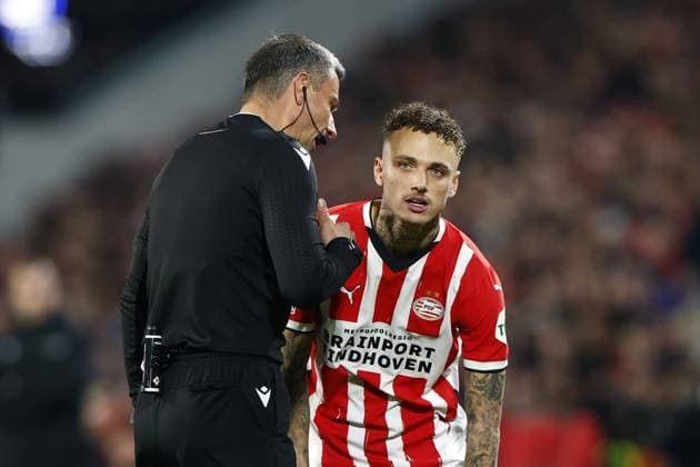 EINDHOVEN - (l-r) Referee Slavko VinÄÂiÄÂ‡ and Noa Lang of PSV Eindhoven during the UEFA Champions league Playoff match between PSV Eindhoven and Juventus FC at Phillips Stadium on Feb. 19, 2025 in Eindhoven, Netherlands. ANP SEM VAN DER WAL UEFA Champions League 2024 25 League Knockout Play-off Second Leg 2024 25 xVIxANPxSportx xxANPxIVx 520389268 originalFilename: 520389268.jpg