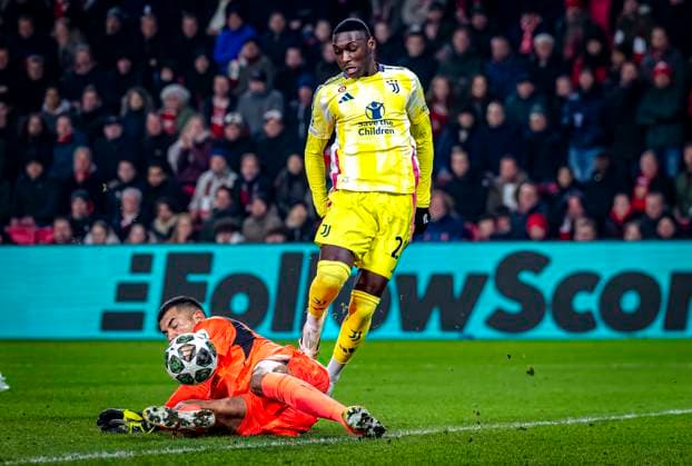 PSV Eindhoven Eindhoven goalkeeper Walter Benitez, Juventus forwarder Randal Kolo Muani during the match PSV Juventus at the Philips stadium for the UEFA Champions League Knockout phase play offs 2nd leg season 2024 2025 in EINDHOVEN, Netherlands on 19 february 2025, photo by Marcel van Dorst EYE4images DeFodi Images Defodi-746