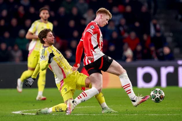 2025-02-19 PSV v Juventus - UEFA Champions League 2024 25 League Knockout Play-off Second Leg EINDHOVEN, NETHERLANDS - FEBRUARY 19: Manuel Locatelli of Juventus battles for the ball with Jerdy Schouten of PSV during the UEFA Champions League 2024 25 League Knockout Play-off Second Leg match between PSV and Juventus at Philips Stadion on February 19, 2025 in Eindhoven, Netherlands. Eindhoven Philips Stadion Netherlands Content not available for redistribution in The Netherlands directly or indirectly through any third parties. Copyright: xBroerxvanxdenxBoomx