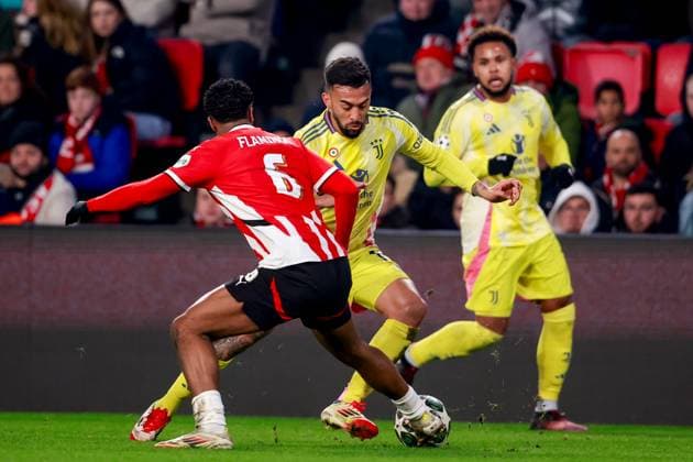 2025-02-19 PSV v Juventus - UEFA Champions League 2024 25 League Knockout Play-off Second Leg EINDHOVEN, NETHERLANDS - FEBRUARY 19: Nicolas Gonzalez of Juventus is challenged by Ryan Flamingo of PSV during the UEFA Champions League 2024 25 League Knockout Play-off Second Leg match between PSV and Juventus at Philips Stadion on February 19, 2025 in Eindhoven, Netherlands. Eindhoven Philips Stadion Netherlands Content not available for redistribution in The Netherlands directly or indirectly through any third parties. Copyright: xBroerxvanxdenxBoomx