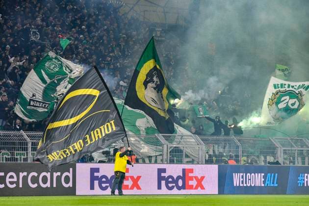 Fire Smoke Bengali Bengalis Bengali fire ignite fireworks smoke bomb in the Fankurve Fans Fanblock of Sporting 19 02 2025 Soccer, Champions League, Borussia Dortmund vs Sporting CP, Signal Iduna Park, Dortmund, Copyright: xpepphotox xHorstxMauelshagenx pep00321, pep_20250219_hm_4960