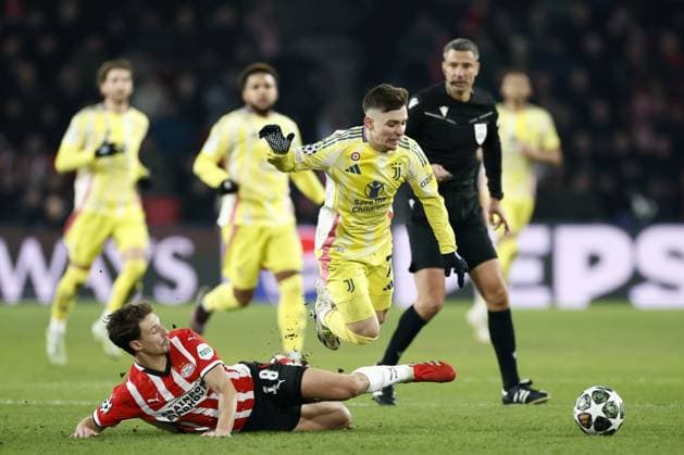 EINDHOVEN - (l-r) Olivier Boscagli of PSV Eindhoven, Francisco Conceicao of Juventus FC during the UEFA Champions league Playoff match between PSV Eindhoven and Juventus FC at Phillips Stadium on Feb. 19, 2025 in Eindhoven, Netherlands. ANP KOEN VAN WEEL UEFA Champions League 2024 25 League Knockout Play-off Second Leg 2024 25 xVIxANPxSportx xxANPxIVx 520389718 originalFilename: 520389718.jpg