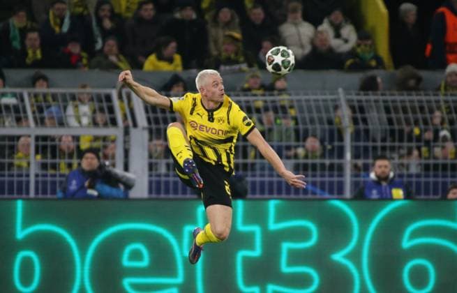 19 02 2025, xgrfx, Football UEFA Champions League, Borussia Dortmund Sporting Lisbon v l Julian Ryerson Borussia Dortmund DFL DFB REGULATIONS PROHIBIT ANY USE OF PHOTOGRAPHS as IMAGE SEQUENCES and or QUASI VIDEO Dortmund