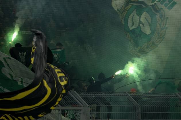 Dortmund on February 19, 2025 Uefa Champions League Knockout phase play offs, 2st leg Borussia Dortmund Sporting Clube de Portugal v l , Sporting Clube de Portugal Pyrotechnik, Pyro, Rauch, Feuer, Randale, Bengalos, Rauchbomben, pirotecnica, fumo, fuoco, Wunderkerzen Fans,Stimmung, Schals, Trikots, Emotionen Copyright: JoaquimxFerreira