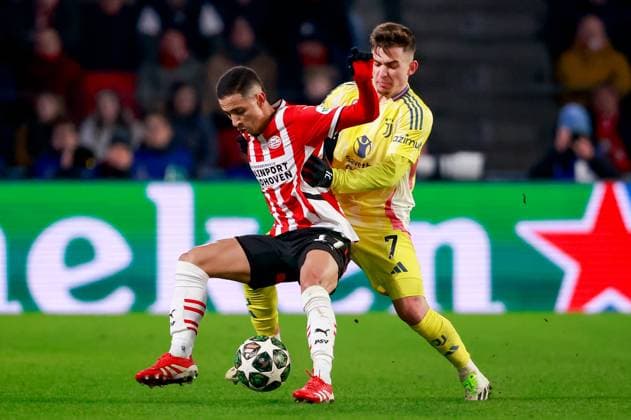 2025-02-19 PSV v Juventus - UEFA Champions League 2024 25 League Knockout Play-off Second Leg EINDHOVEN, NETHERLANDS - FEBRUARY 19: Mauro Junior of PSV is challenged by Francisco Conceicao of Juventus during the UEFA Champions League 2024 25 League Knockout Play-off Second Leg match between PSV and Juventus at Philips Stadion on February 19, 2025 in Eindhoven, Netherlands. Eindhoven Philips Stadion Netherlands Content not available for redistribution in The Netherlands directly or indirectly through any third parties. Copyright: xBroerxvanxdenxBoomx
