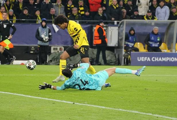 19 02 2025, xgrfx, Football UEFA Champions League, Borussia Dortmund Sporting Lisbon v l Rui Silva Sporting , Karim Adeyemi Borussia Dortmund DFL DFB REGULATIONS PROHIBIT ANY USE OF PHOTOGRAPHS as IMAGE SEQUENCES and or QUASI VIDEO Dortmund