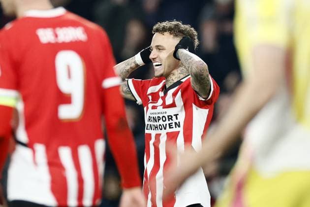 EINDHOVEN - (l-r) Luuk de Jong of PSV Eindhoven, Noa Lang of PSV Eindhoven balks during the UEFA Champions league playoff match between PSV Eindhoven and Juventus FC at Phillips Stadium on Feb. 19, 2025 in Eindhoven, Netherlands. ANP KOEN VAN WEEL UEFA Champions League 2024 25 League Knockout Play-off Second Leg 2024 25 xVIxANPxSportx xxANPxIVx 520391271 originalFilename: 520391271.jpg