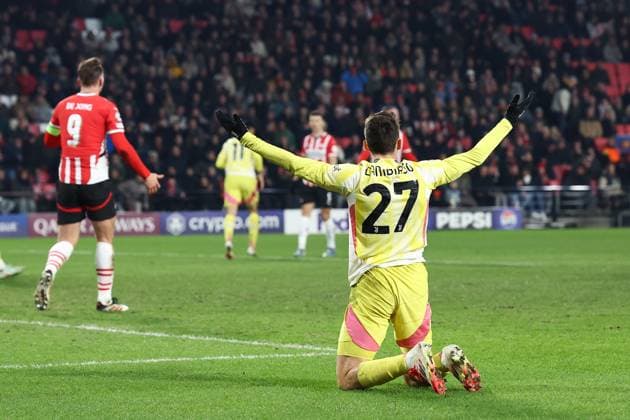 EINDHOVEN, 19-02-2025, Philips Stadium, UEFA Champions League season 2024 25, match between PSV and Juventus, Juventus player Andrea Cambiaso, PSV player Luuk de Jong PSV - Juventus  x27943890x Copyright: