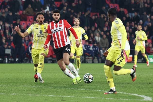 EINDHOVEN, 19-02-2025, Philips Stadium, UEFA Champions League season 2024 25, match between PSV and Juventus, Juventus player Lloyd Kelly, PSV player Ismael Saibari PSV - Juventus  x27943891x Copyright: