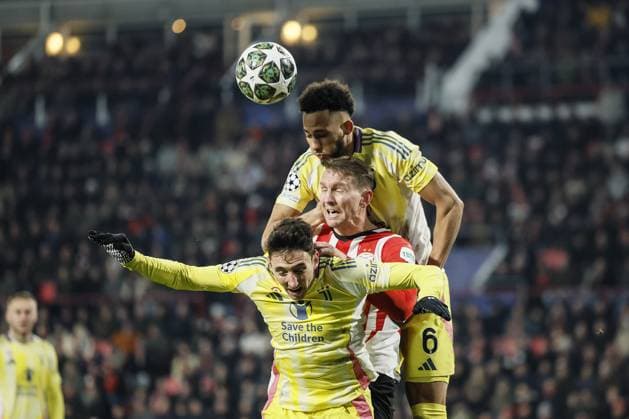 EINDHOVEN - (l-r) Andrea Cambiaso of Juventus FC, Luuk de Jong of PSV Eindhoven, Lloyd Kelly of Juventus FC during the UEFA Champions league playoff match between PSV Eindhoven and Juventus FC at Phillips stadium on Feb. 19, 2025 in Eindhoven, Netherlands. ANP KOEN VAN WEEL UEFA Champions League 2024 25 League Knockout Play-off Second Leg 2024 25 xVIxANPxSportx xxANPxIVx 520391535 originalFilename: 520391535.jpg