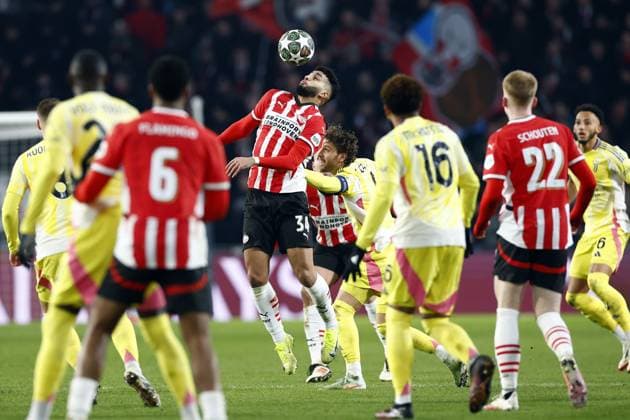 EINDHOVEN - (l-r) Ismael Saibari of PSV Eindhoven, Manuel Locatelli of Juventus FC during the UEFA Champions league Playoff match between PSV Eindhoven and Juventus FC at Phillips stadium on Feb. 19, 2025 in Eindhoven, Netherlands. ANP SEM VAN DER WAL UEFA Champions League 2024 25 League Knockout Play-off Second Leg 2024 25 xVIxANPxSportx xxANPxIVx 520391541 originalFilename: 520391541.jpg