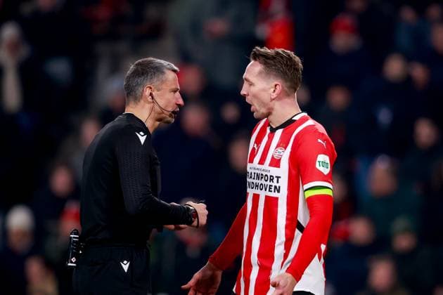 2025-02-19 PSV v Juventus - UEFA Champions League 2024 25 League Knockout Play-off Second Leg EINDHOVEN, NETHERLANDS - FEBRUARY 19: referee Slavko Vincic talks to Luuk de Jong of PSV during the UEFA Champions League 2024 25 League Knockout Play-off Second Leg match between PSV and Juventus at Philips Stadion on February 19, 2025 in Eindhoven, Netherlands. Eindhoven Philips Stadion Netherlands Content not available for redistribution in The Netherlands directly or indirectly through any third parties. Copyright: xBroerxvanxdenxBoomx