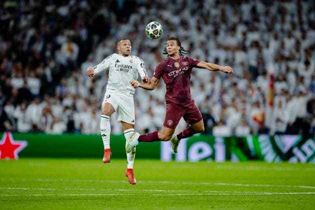Real Madrid CF vs Manchester City - UEFA Champions League - 19 02 2025 Kylian Mbappe of Real Madrid CF (L) battles for the ball with Nathan Ake of Manchester City (R) during the UEFA Champions League match between Real Madrid CF and Manchester City at Estadio Santiago Bernabeu on February 19, 2025 in Madrid, Spain. Madrid Spain Copyright: xPGSxPhotoxAgencyx