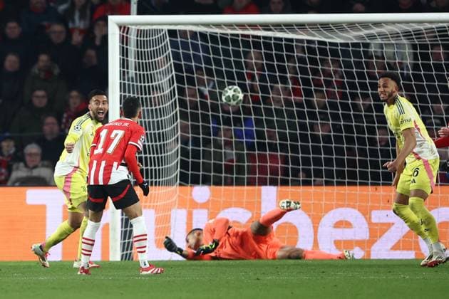 EINDHOVEN, 19-02-2025, Philips Stadium, UEFA Champions League season 2024 25, match between PSV and Juventus, 1-1 of Juventus player Timothy Weah PSV - Juventus  x27944115x Copyright: