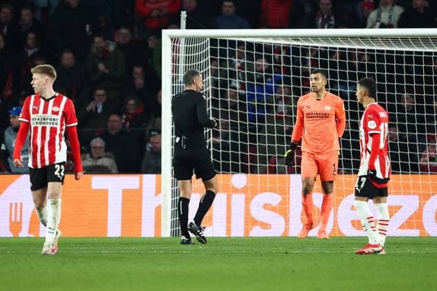 EINDHOVEN, 19-02-2025, Philips Stadium, UEFA Champions League season 2024 25, match between PSV and Juventus, referee Slavko Vincic, PSV goalkeeper Walter Benitez PSV - Juventus  x27944141x Copyright: