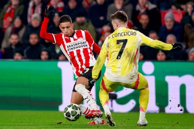 2025-02-19 PSV v Juventus - UEFA Champions League 2024 25 League Knockout Play-off Second Leg EINDHOVEN, NETHERLANDS - FEBRUARY 19: Mauro Junior of PSV is challenged by Francisco Conceicao of Juventus during the UEFA Champions League 2024 25 League Knockout Play-off Second Leg match between PSV and Juventus at Philips Stadion on February 19, 2025 in Eindhoven, Netherlands. Eindhoven Philips Stadion Netherlands Content not available for redistribution in The Netherlands directly or indirectly through any third parties. Copyright: xBroerxvanxdenxBoomx