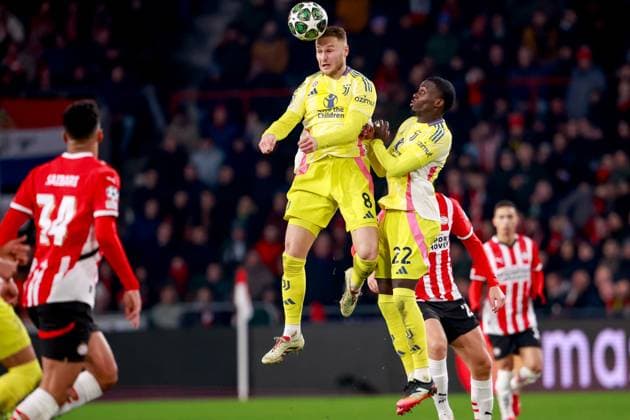 2025-02-19 PSV v Juventus - UEFA Champions League 2024 25 League Knockout Play-off Second Leg EINDHOVEN, NETHERLANDS - FEBRUARY 19: Teun Koopmeiners of Juventus heads the ball during the UEFA Champions League 2024 25 League Knockout Play-off Second Leg match between PSV and Juventus at Philips Stadion on February 19, 2025 in Eindhoven, Netherlands. Eindhoven Philips Stadion Netherlands Content not available for redistribution in The Netherlands directly or indirectly through any third parties. Copyright: xBroerxvanxdenxBoomx
