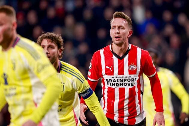 2025-02-19 PSV v Juventus - UEFA Champions League 2024 25 League Knockout Play-off Second Leg EINDHOVEN, NETHERLANDS - FEBRUARY 19: Luuk de Jong of PSV looks on during the UEFA Champions League 2024 25 League Knockout Play-off Second Leg match between PSV and Juventus at Philips Stadion on February 19, 2025 in Eindhoven, Netherlands. Eindhoven Philips Stadion Netherlands Content not available for redistribution in The Netherlands directly or indirectly through any third parties. Copyright: xBroerxvanxdenxBoomx