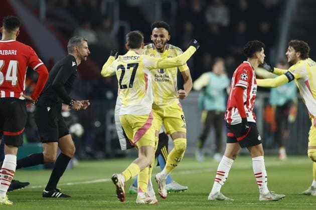EINDHOVEN - (l-r) Andrea Cambiaso of Juventus FC, Lloyd Kelly of Juventus FC celebrate 1-1 during the UEFA Champions league Playoff match between PSV Eindhoven and Juventus FC at Phillips stadium on Feb. 19, 2025 in Eindhoven, Netherlands. ANP KOEN VAN WEEL UEFA Champions League 2024 25 League Knockout Play-off Second Leg 2024 25 xVIxANPxSportx xxANPxIVx 520392427 originalFilename: 520392427.jpg