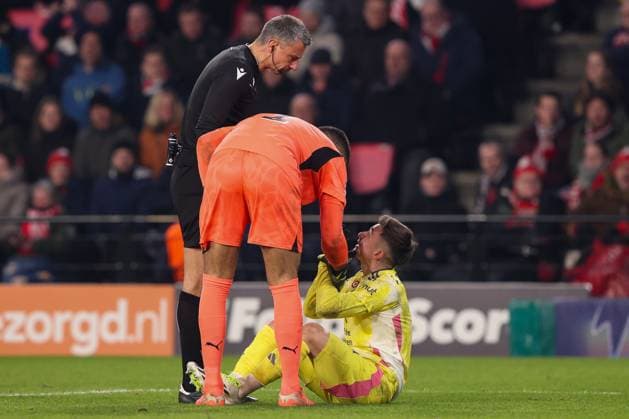 2025-02-19 PSV v Juventus - UEFA Champions League 2024 25 League Knockout Play-off Second Leg EINDHOVEN, NETHERLANDS - FEBRUARY 19: Injury of Francisco Conceicao of Juventus and Referee Slavko Vincic checks the status during the UEFA Champions League 2024 25 League Knockout Play-off Second Leg match between PSV and Juventus at Philips Stadion on February 19, 2025 in Eindhoven, Netherlands. Eindhoven Philips Stadion Netherlands Content not available for redistribution in The Netherlands directly or indirectly through any third parties. Copyright: xHansxvanxderxValkx