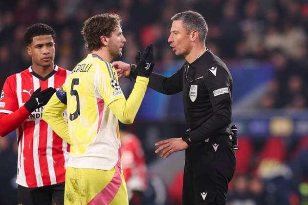 2025-02-19 PSV v Juventus - UEFA Champions League 2024 25 League Knockout Play-off Second Leg EINDHOVEN, NETHERLANDS - FEBRUARY 19: Referee Slavko Vincic in discussion with Manuel Locatelli of Juventus during the UEFA Champions League 2024 25 League Knockout Play-off Second Leg match between PSV and Juventus at Philips Stadion on February 19, 2025 in Eindhoven, Netherlands. Eindhoven Philips Stadion Netherlands Content not available for redistribution in The Netherlands directly or indirectly through any third parties. Copyright: xHansxvanxderxValkx