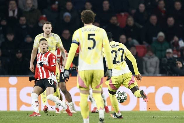EINDHOVEN - Timothy Weah of Juventus FC scores 1-1 during the UEFA Champions league playoff match between PSV Eindhoven and Juventus FC at Phillips Stadium on Feb. 19, 2025 in Eindhoven, Netherlands. ANP KOEN VAN WEEL UEFA Champions League 2024 25 League Knockout Play-off Second Leg 2024 25 xVIxANPxSportx xxANPxIVx 520392513 originalFilename: 520392513.jpg