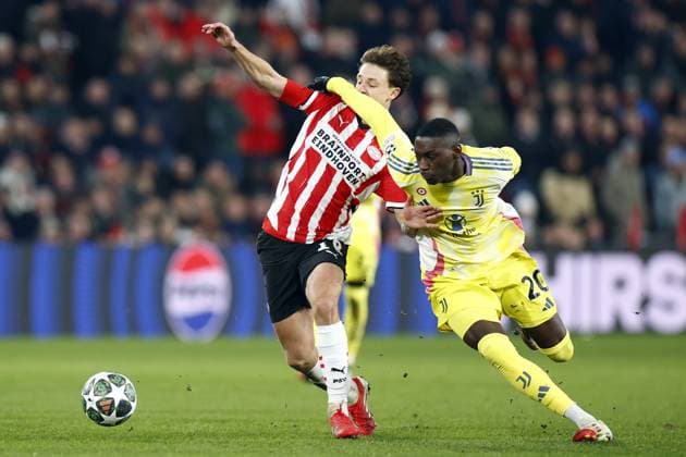 EINDHOVEN - (l-r) Olivier Boscagli of PSV Eindhoven, Randal Kolo Muani of Juventus FC during the UEFA Champions league Playoff match between PSV Eindhoven and Juventus FC at Phillips Stadium on Feb. 19, 2025 in Eindhoven, Netherlands. ANP SEM VAN DER WAL UEFA Champions League 2024 25 League Knockout Play-off Second Leg 2024 25 xVIxANPxSportx xxANPxIVx 520392876 originalFilename: 520392876.jpg