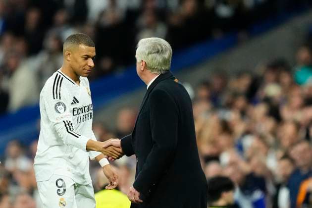 Real Madrid C.F. v Manchester City - UEFA Champions League 2024 25 League Knockout Play-off Second Leg Kylian Mbappe centre-forward of Real Madrid and France is replaced and greets to Carlo Ancelotti head coach of Real Madrid during the UEFA Champions League 2024 25 League Knockout Play-off second leg match between Real Madrid C.F. and Manchester City at on February 19, 2025 in Madrid, Spain. Madrid Spain  Copyright: xJosexBretonx originalFilename:bretonhernandez-realmadr250219_npqa2.jpg