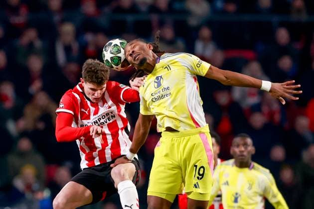 2025-02-19 PSV v Juventus - UEFA Champions League 2024 25 League Knockout Play-off Second Leg EINDHOVEN, NETHERLANDS - FEBRUARY 19: Guus Til of PSV battles for the ball with Khephren Thuram of Juventus during the UEFA Champions League 2024 25 League Knockout Play-off Second Leg match between PSV and Juventus at Philips Stadion on February 19, 2025 in Eindhoven, Netherlands. Eindhoven Philips Stadion Netherlands Content not available for redistribution in The Netherlands directly or indirectly through any third parties. Copyright: xBroerxvanxdenxBoomx